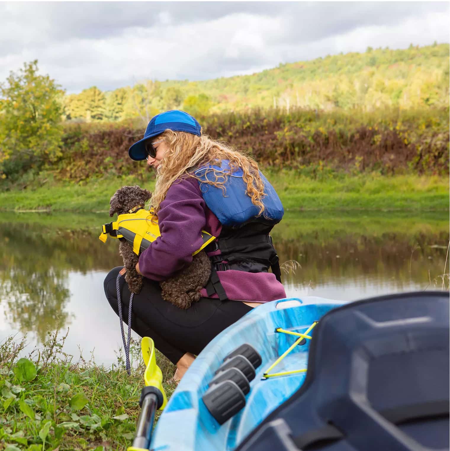 The Sentinel 100X recreational kayak features an open cockpit and weighs only 43 lb, perfect for the regular paddler who likes to enjoy various surrounding waterways. Easy to carry, this sit-on-top kayak